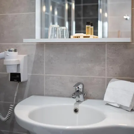 Ξενοδοχείο Hoche 2*